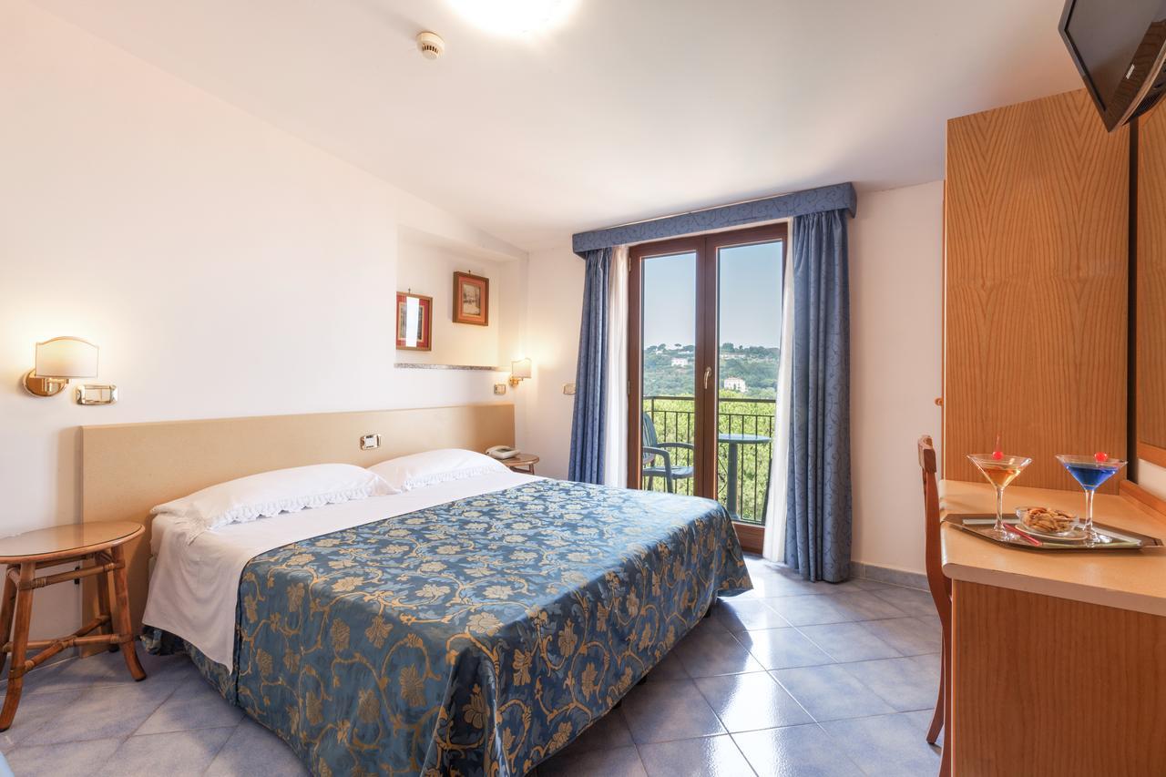Hotel La Pergoletta SantʼAgata sui Due Golfi Exterior foto