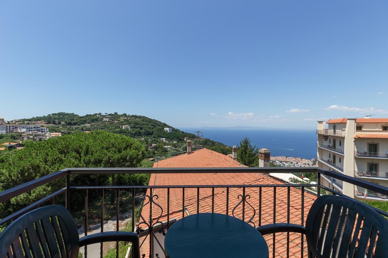 Hotel La Pergoletta SantʼAgata sui Due Golfi Exterior foto